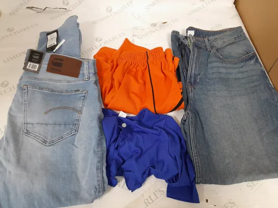 BOX OF APPROXIMATELY 25 ASSORTED CLOTHING ITEMS TO INCUDE - SHORTS  , JEANS  ,T-SHIRT , DRESS ETC