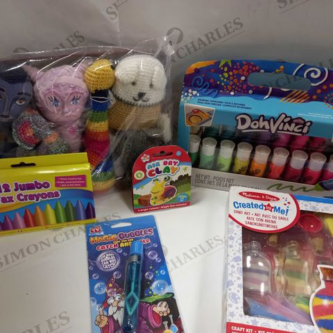 BOX OF APPROX 20 ASSORTED CRAFT ITEMS TO INCLUDE DOHVINCI SET, CROCHET TOYS, SAND ART SET, AIR DRY CLAY SET