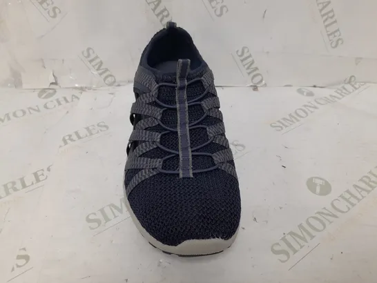 PAIR OF SKECHERS REGGAE 2.0 SHOES IN NAVY SIZE 7