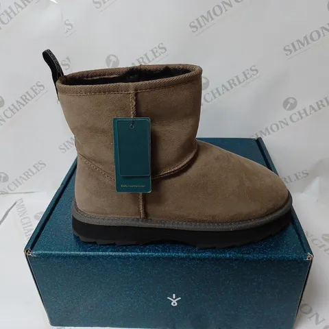 BOXED PAIR OF EMU SHARKY MINI WATER RESISTANT SHEEPSKIN ANKLE BOOTS, CORIANDER/BLACK - SIZE 5