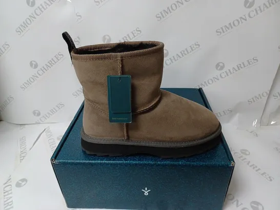 BOXED PAIR OF EMU SHARKY MINI WATER RESISTANT SHEEPSKIN ANKLE BOOTS, CORIANDER/BLACK - SIZE 5