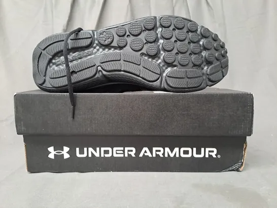 BOXED PAIR OF UNDER ARMOUR CHARGED ASSERT 10 SHOES IN BLACK UK SIZE 11