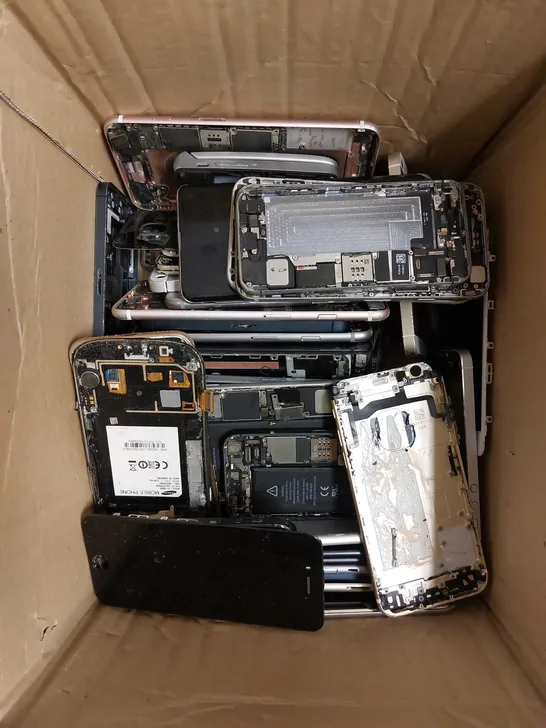 BOX OF ASSORTED SMARTPHONE SPARE PARTS TO VARIOUS MODELS TO INCLUDE MOTHERBOARDS, BATTERIES, CASES ETC