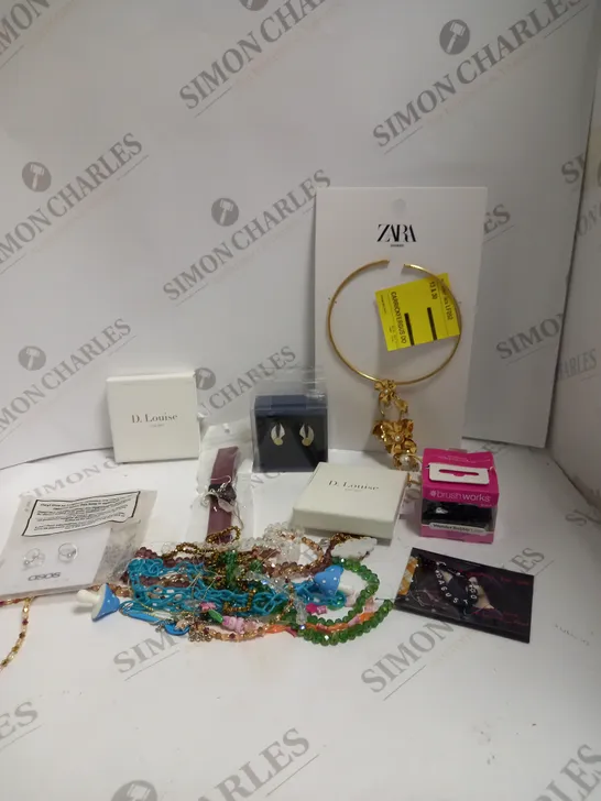 BOX TO CONTAIN APPROX. 40 X ASSORTED ITEMS OF JEWELLERY. INCLUDES NECKLACES, EARRINGS, BRACELETS ETC. BRANDS VARY 