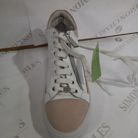 MODA WHITE  TRAINERS SIZE 5