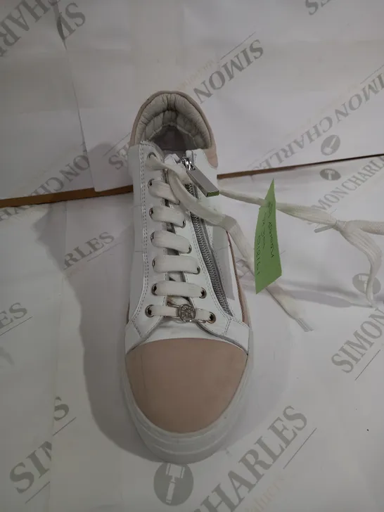 MODA WHITE  TRAINERS SIZE 5