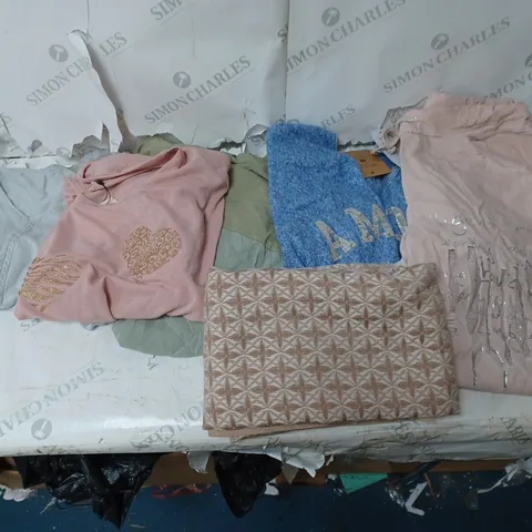 BOX OF ASSORTED WOMENS ITEMS TO INCLUDE TOPS, JOGGERS, HOODIES ETC 