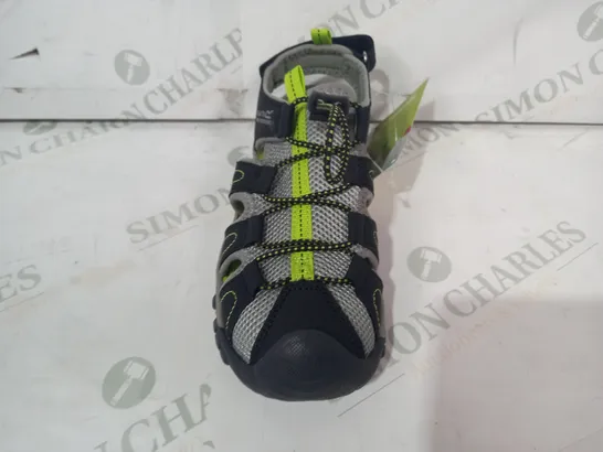 BOXED PAIR OF REGATTA WESTSHORE KIDS SANDALS IN BLACK/LIME GREEN UK SIZE 1