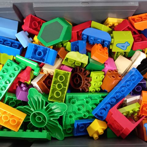 BOX OF A LARGE QUANTITY OF ASSORTED DUPLO PIECES 
