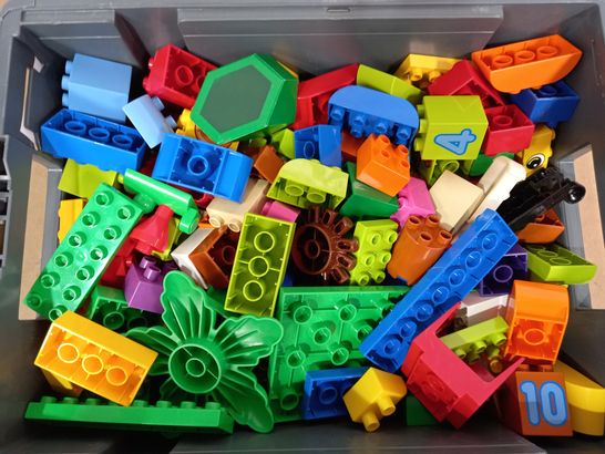 BOX OF A LARGE QUANTITY OF ASSORTED DUPLO PIECES 