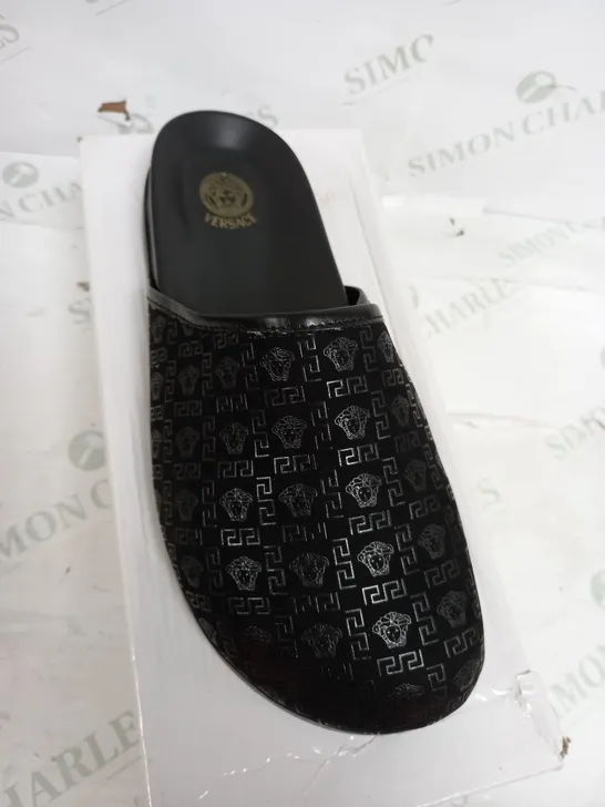 BOXED VERSACE SLIPPER SLIDERS - SIZE UNSPECIFIED 