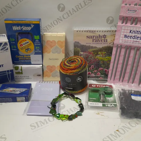 LOT OF APPROX 12 ASSORTED HOUSEHOLD ITEMS TO INCLUDE KNITTING NEEDLES SET, COTMAN WATER COLOURS, BANNER BALLPOINT PENS, ETC