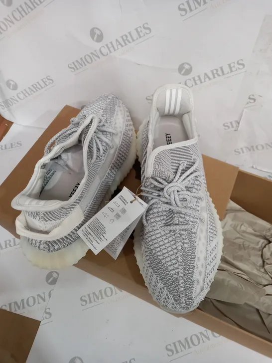 BOXED PAIR OF ADIDAS YEEZY 350 V2 GREY TRAINERS SIZE 10