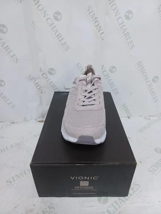 BOXED VIONIC WHITE TRAINERS SIZE 7