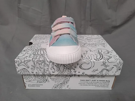 BOXED PAIR OF CLARKS FOXINGBRILL KIDS SHOES IN MULTICOLOUR W. GLITTER EFFECT UK SIZE 12