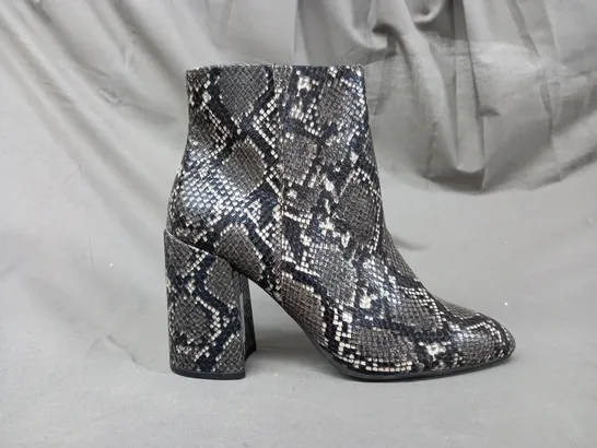 BOXED PAIR OF STEVE MADDEN ANKLE BOOTS IN GREY/OTHER SNAKE EU SIZE 41