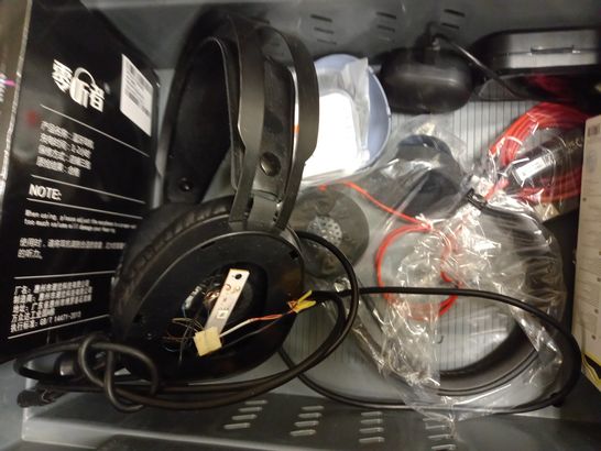 LOT OF APPROXIMATELY 10 HEADPHONES/HEADSETS