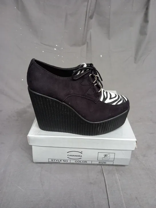 MEDIUM BOX OF APPROXIMATELY 4 PAIRS OF WEDGE SHOES IN VARIOUS SIZES