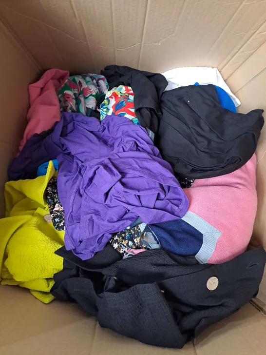 BOX OF APPROX 20 ASSORTED CLOTHING ITEMS TO INCLUDE - JUMPERS, SHIRTS, TROUSERS ETC