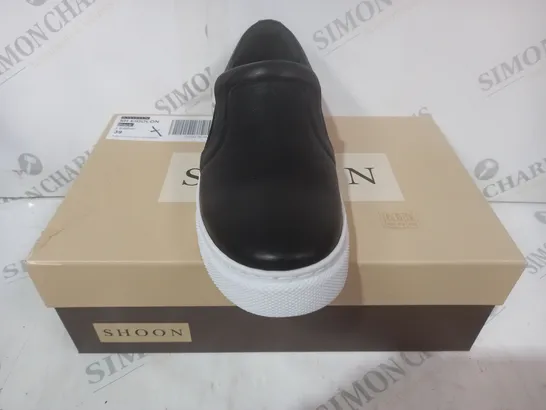 BOXED PAIR OF SHOON EIDOLON TRAINERS IN BLACK SIZE 6