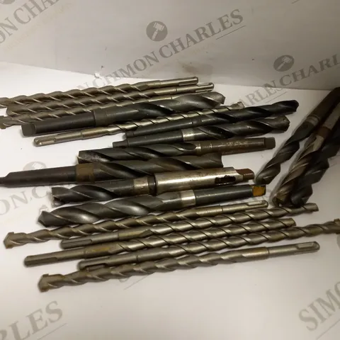 BOX OF APPROX 15 ASSORTED DRILL BITS IN VARIOUS SIZES