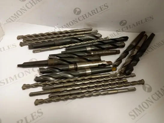 BOX OF APPROX 15 ASSORTED DRILL BITS IN VARIOUS SIZES