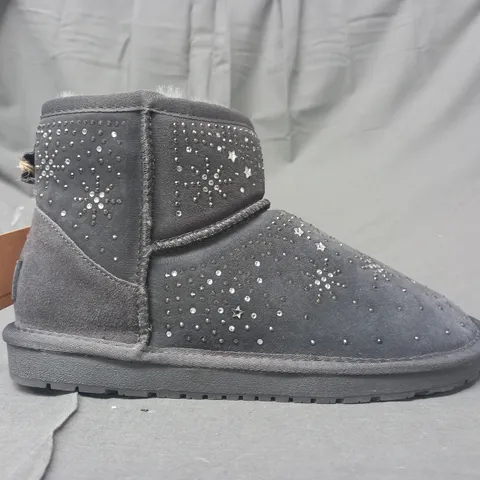 BOXED PAIR OF BONOVA BOOTS IN GREY SIZE 6 