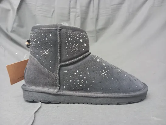 BOXED PAIR OF BONOVA BOOTS IN GREY SIZE 6 