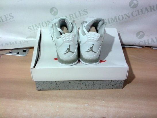 BOXED PAIR OF DESIGNER WHITE/GREY/RED TRAINERS SIZE 5