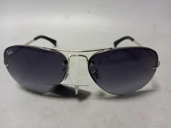 BOXED RAY-BAN SUNGLASSES IN SILVER FRAME W. LIGHT GREY/DARK BLUE GRADIENT LENS