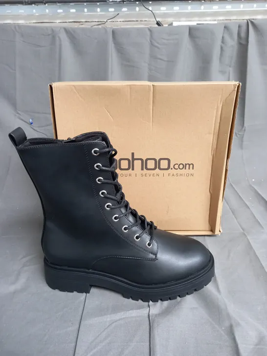 BOXED PAIR OF BOOHOO WIDE FIT HIGH ANKLE CHUNKY LACE UP BOOTS BLACK SIZE UK 6