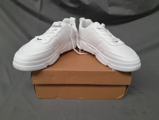 BOXED PAIR OF KAIDIYUAN SHOES IN WHITE EU SIZE 43