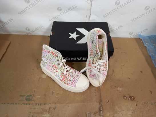 BOXED PAIR OF CONVERSE SIZE 4.5