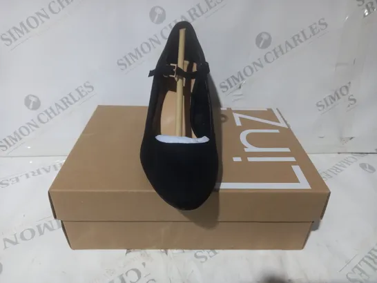 BOXED PAIR OF LINZI MADELINE CLOSED TOE BLOCK HEEL SUEDE SHOES IN BLACK SIZE 5