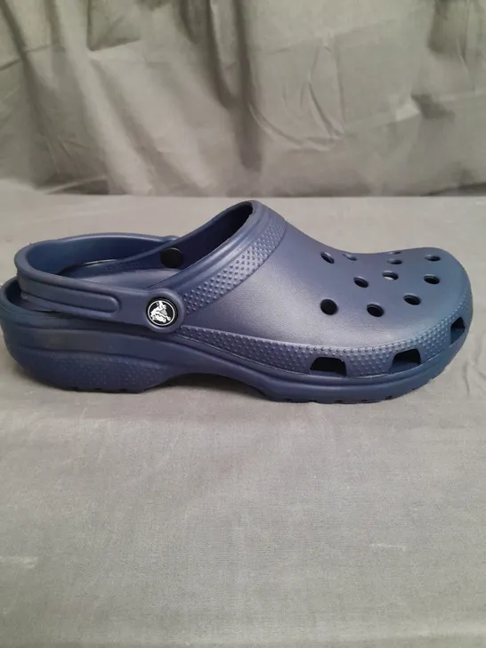 PAIR OF CLASSIC FRA CROCS SIZE 10