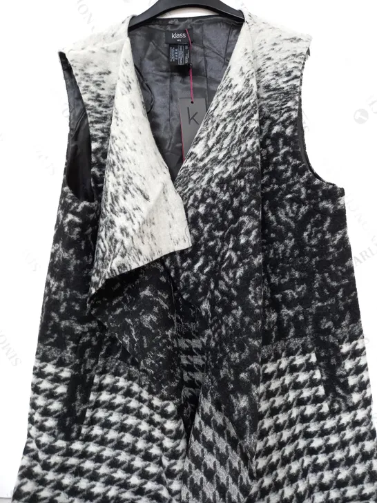 KLASS SLEEVELESS CARDIGAN IN WHITE/BLACK