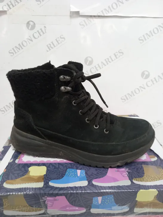 BOXED SKETCHERS STELLAR BOOTS IN BLACK - SIZE  5