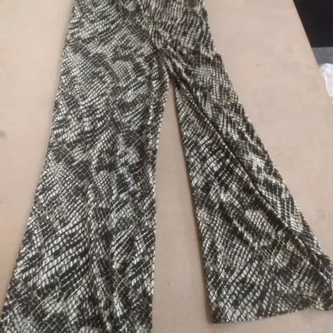 BOX OF APPROXIMATELY 18 BRAND NEW D&CO SNAKE PATTERN STRETCH WIDE LEG TROUSERS - SIZE XS