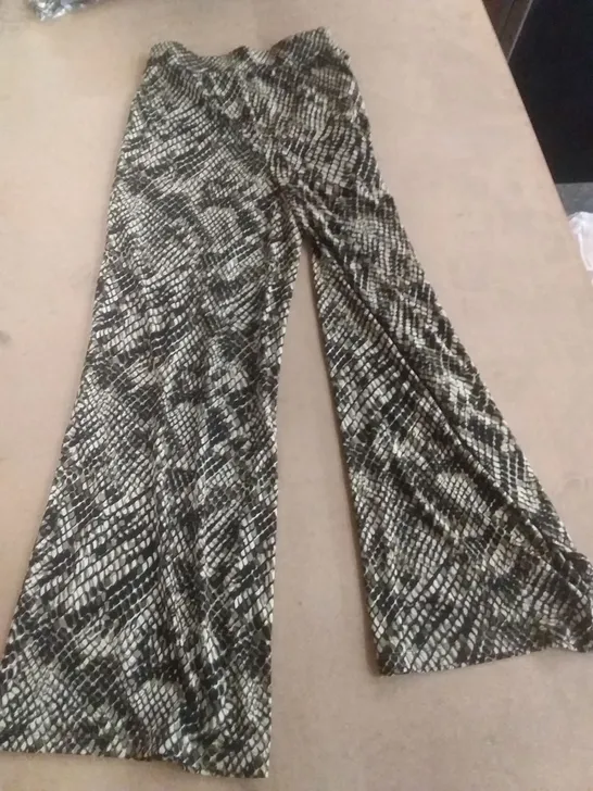 BOX OF APPROXIMATELY 18 BRAND NEW D&CO SNAKE PATTERN STRETCH WIDE LEG TROUSERS - SIZE XS