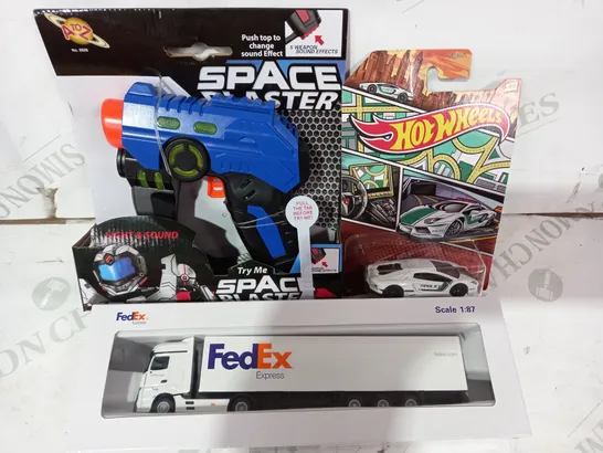 BOX OF APPROXIMATELY 15 ASSORTED HOUSEHOLD ITEMS TO INCLUDE HOT WHEELS CAR, 1:87 SCALE FEDEX TRUCK MODEL, SPACE BLASTER, ETC