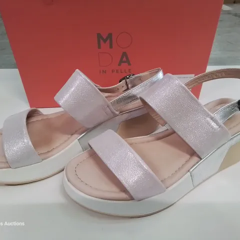 BOXED PAIR OF MODA IN PELLE NUDE LEATHER SANDAL SIZE 39
