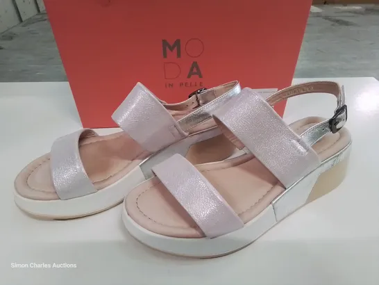 BOXED PAIR OF MODA IN PELLE NUDE LEATHER SANDAL SIZE 39