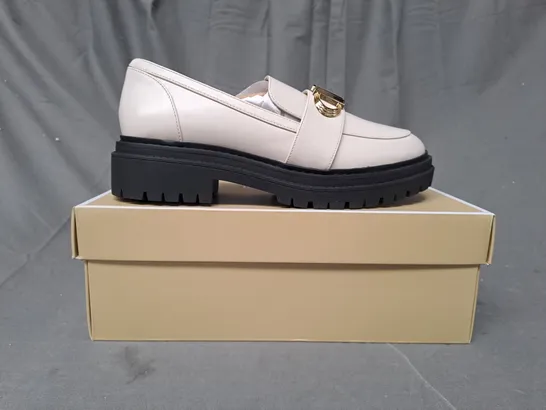 BOXED PAIR OF MICHAEL KORS PARKER LUG LOAFERS IN CREAM US SIZE 8M