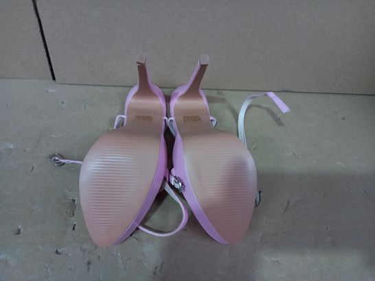 BOXED PAIR OF DESIGNER WOMENS HEELS IN PINK SIZE 9