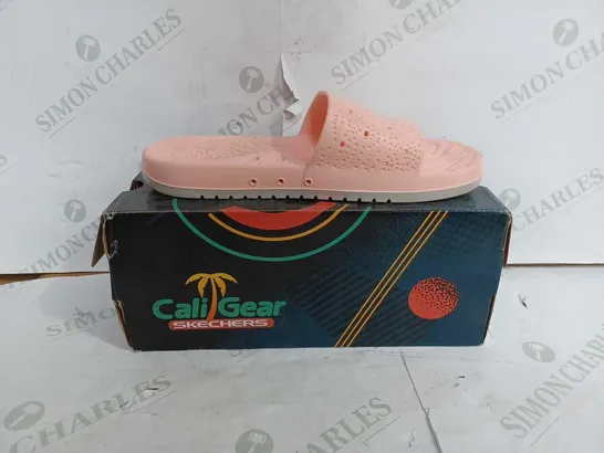 CALI GEAR SKETCHERS SLIDERS IN PINK - SIZE 7