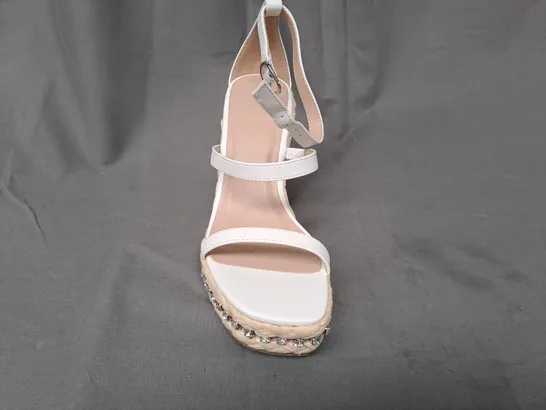 BOXED PAIR OF DESIGNER OPEN TOE HIGH WEDGE SANDALS IN WHITE W. JEWEL EFFECT EU SIZE 37