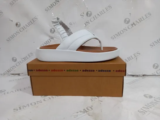 BOXED PAIR OF ADESSO LEATHER PLATFORM SANDALS IN WHITE SIZE 7