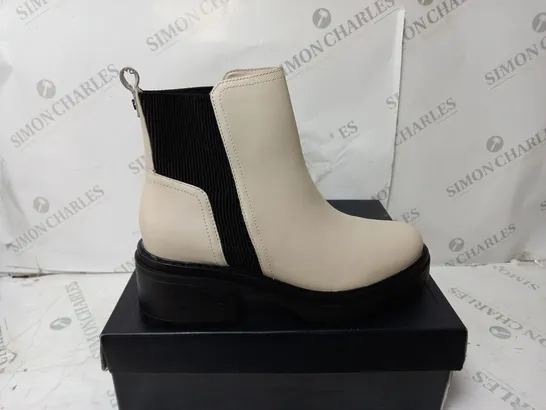 BOXED PAIR OF NATURALIZER JADYN ANKLE BOOTS IN PORCELAIN - UK SIZE 6