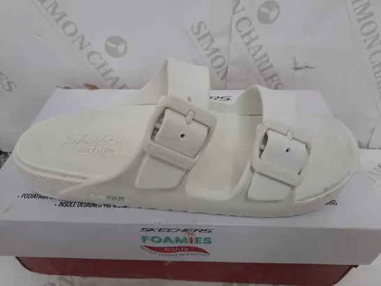 BOXED PAIR OF SKECHERS ARCH FIT FOAMIES SLIDE SANDALS IN WHITE SIZE 5