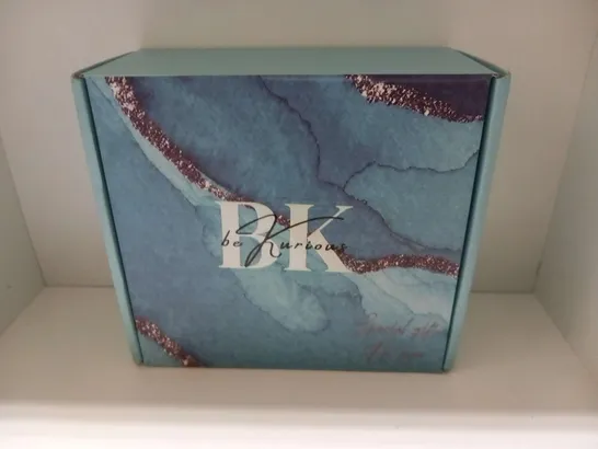  BRAND-NEW BOXED BE KURIOUS SPA PACKAGES THAT CONTAIN: 1X BATH BOMB, 1X DIAMOND SOAP, 1X BATH SALTS, 1X TUMBLER, 1X CANDLE AND 1X DRIED FLOWERS CARD.